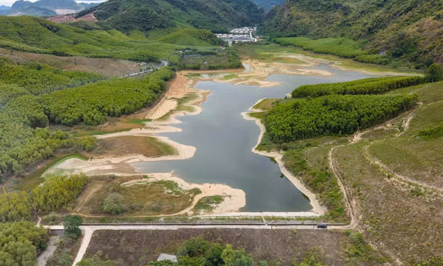 Nước hồ Lòng Đèn chuyển màu đen bất thường, người dân nghi từ trang trại nuôi 40.000 con lợn