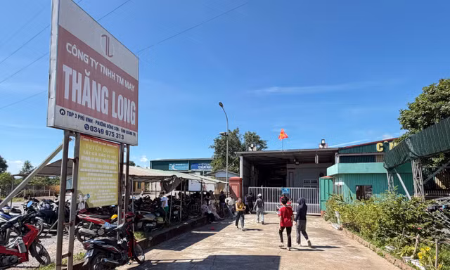 Công nhân may ở Quảng Trị ngồi chờ trước cổng doanh nghiệp đòi lương
