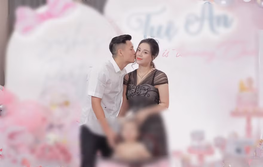 Sau ồn ào tình cảm, Bùi Tiến Dũng hôn vợ 'ngọt lịm' trong ngày sinh nhật con gái 