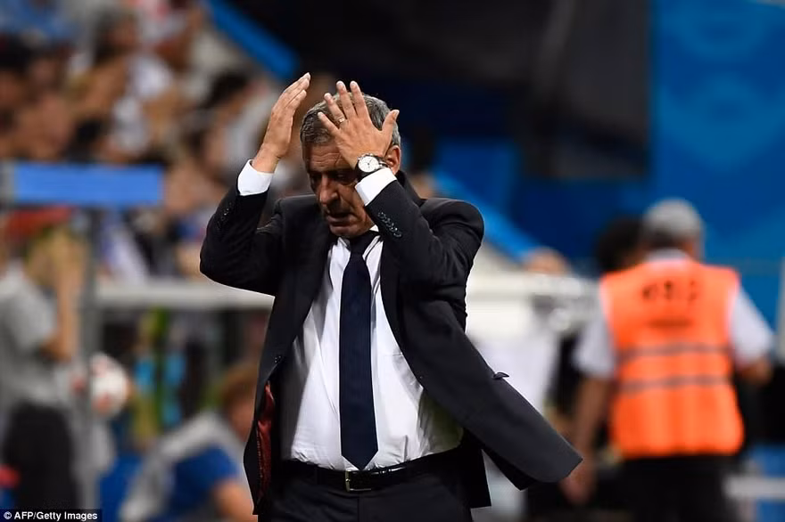 HLV Fernando Santos ôm đầu bất lực trước Uruguay