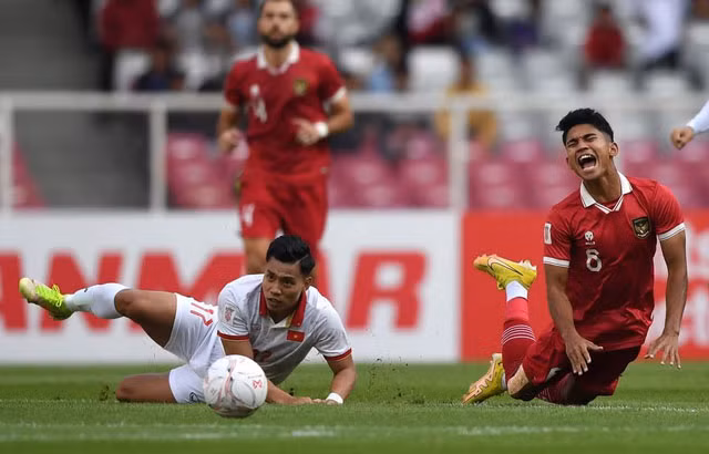 Báo Indonesia cho rằng, trọng tài đã quá nhẹ tay trong việc xử phạt các tình huống phạm lỗi của ĐT Việt Nam.