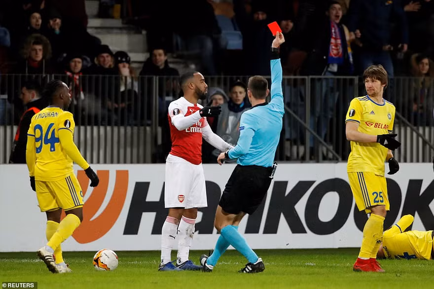 Alexandre Lacazette nhận thẻ đỏ vô duyên trước BATE
