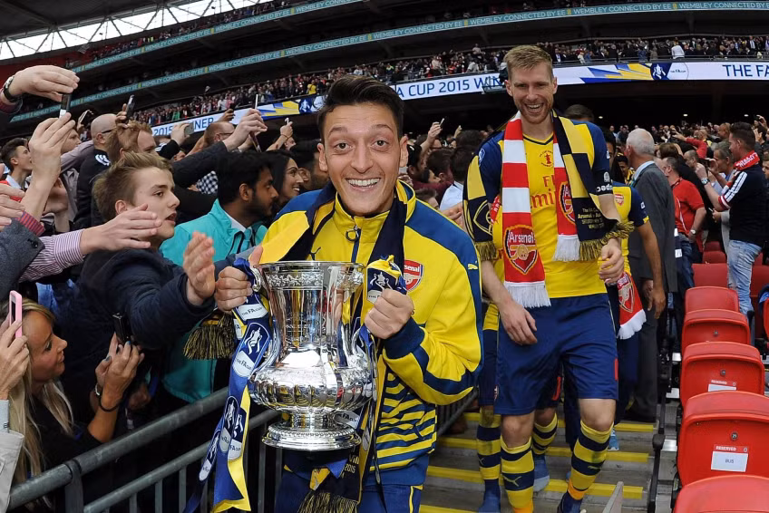 Mesut Ozil rời Arsenal trong tranh cãi.