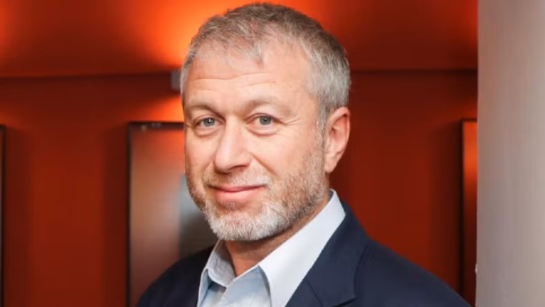 Không được đến Anh, nhưng Roman Abramovich vẫn giữ cam kết với Chelsea.