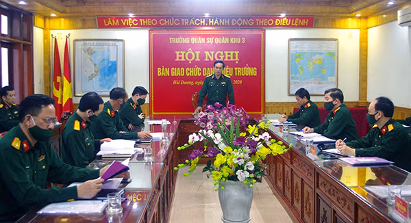 Trung tướng Vũ Hải Sản chủ trì Hội nghị bàn giao chức danh Hiệu trưởng Trường Quân sự Quân khu 3. 