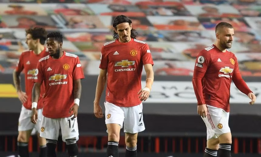M.U thua đậm Liverpool, HLV Solskjaer trách cổ động viên làm loạn