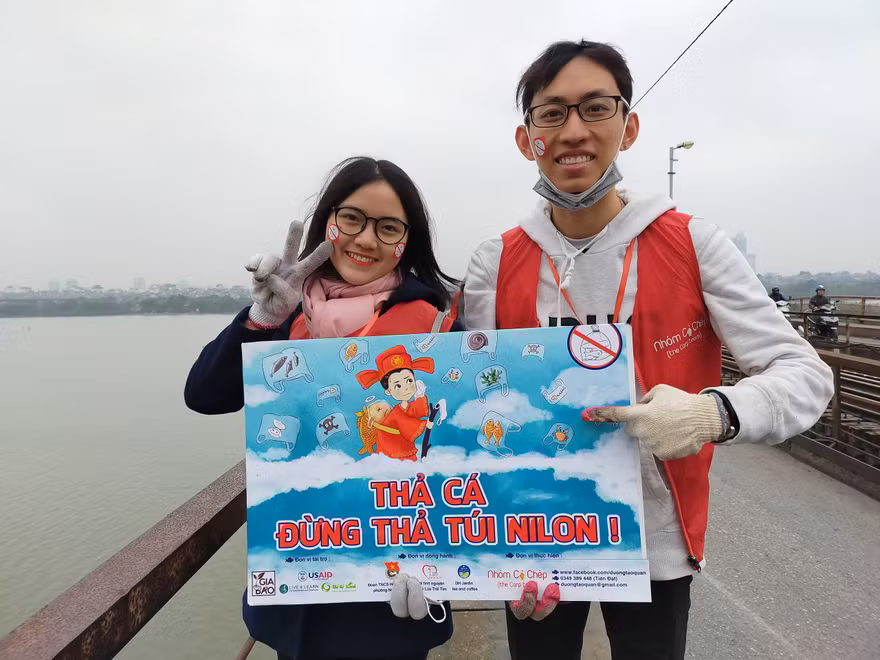 “Thả cá, đừng thả rác” là thông điệp hành động của các bạn trẻ.