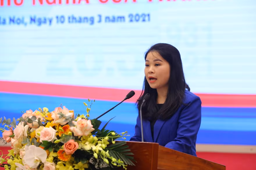 Chị Chu Hồng Minh, Bí thư Thành đoàn Hà Nội tham luận với chủ đề “Ứng dụng công nghệ thông tin, mạng xã hội trong giáo dục lý tưởng cách mạng, đạo đức, lối sống cho thanh thiếu nhi”.