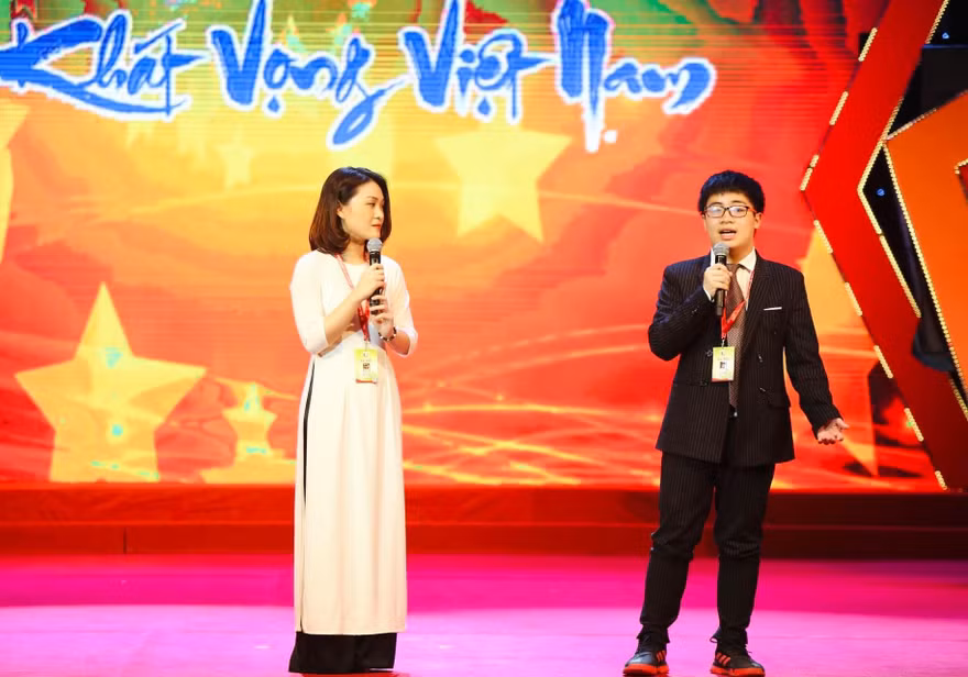 Đại biểu Nguyễn Anh Thư và đại biểu Ngô Quý Đăng tham luận tại Đại hội Tài năng trẻ Việt Nam lần thứ III năm 2020