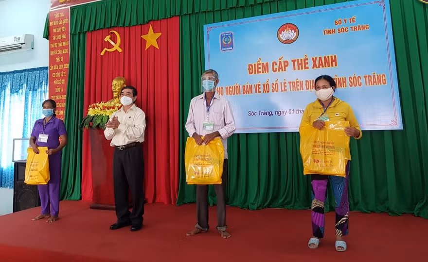 Cấp thẻ xanh cho người bán vé số dạo ở Sóc Trăng.