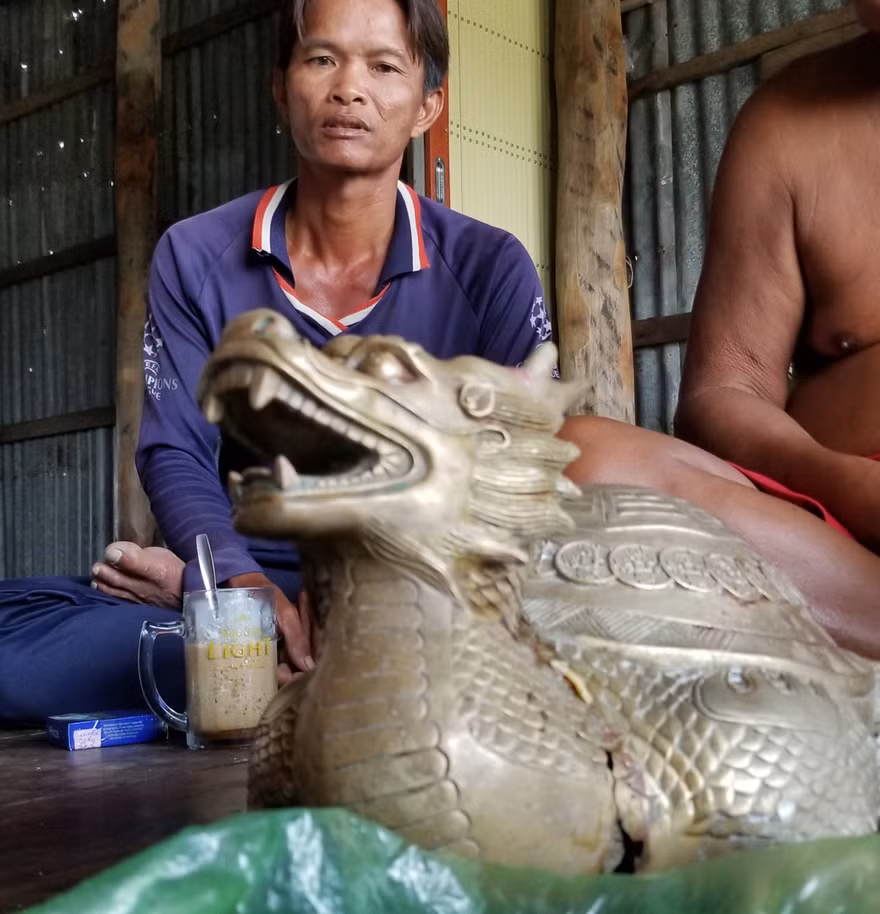 Lại nhặt được tượng thú lạ tại bãi biển Mũi Cà Mau