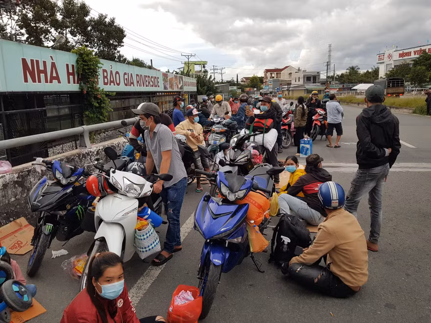 Người dân về quê tại cửa ngõ vào Hậu Giang. Ảnh: N.H