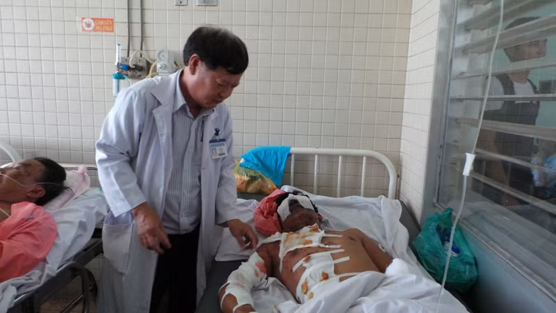 Hai anh em trọng thương khi mìn tự chế nổ trên tay. Ảnh: L.N