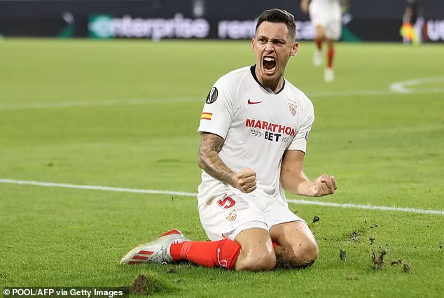 Sevilla thể hiện sức mạnh vượt trội trước Wolves.