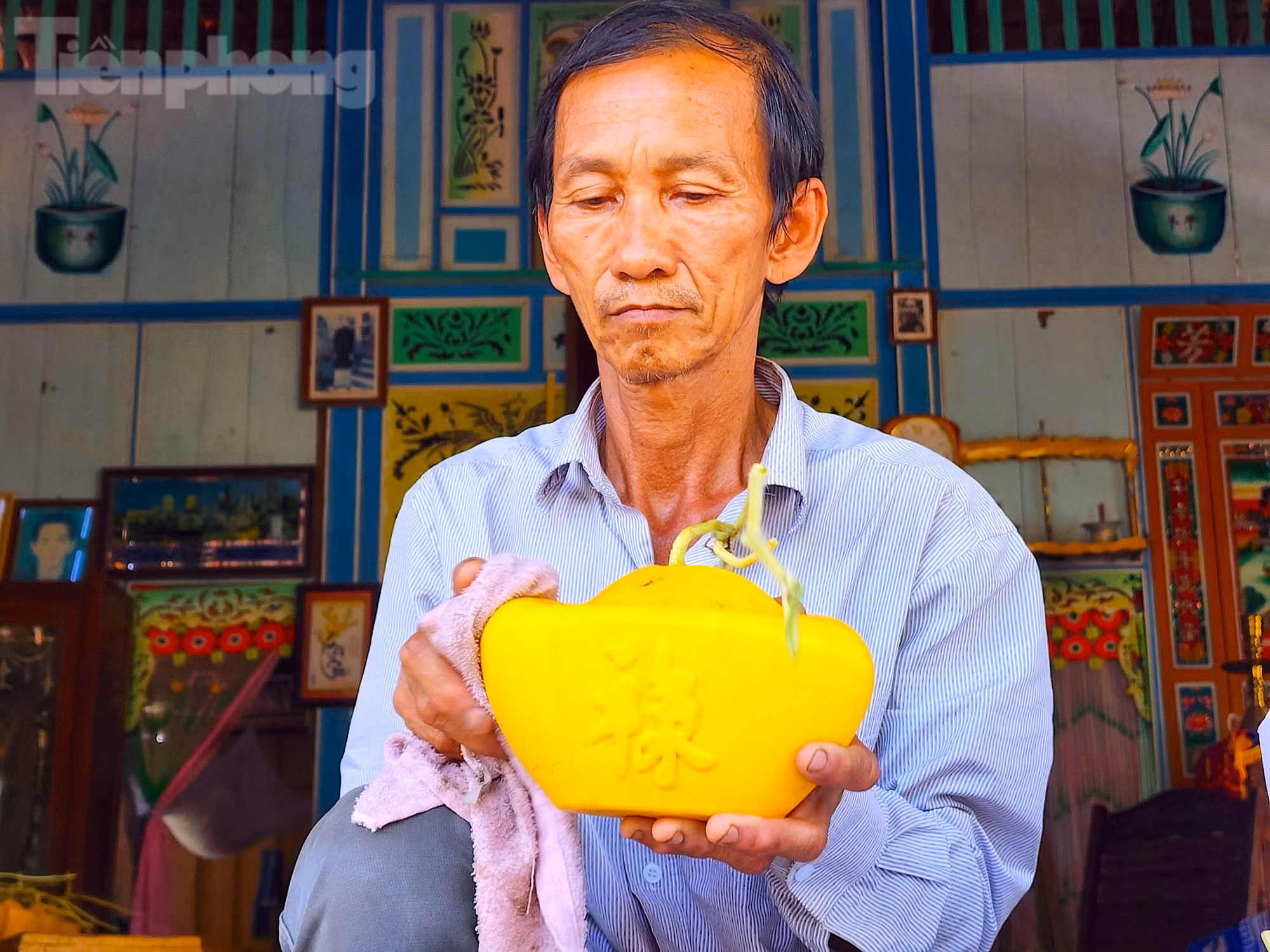 Ông Cưng vệ sinh dưa hấu trước khi đóng thùng giao hàng cho khách (Ảnh: Kim Hà). Ông Cưng vệ sinh dưa hấu trước khi đóng thùng giao hàng cho khách (Ảnh: Kim Hà).