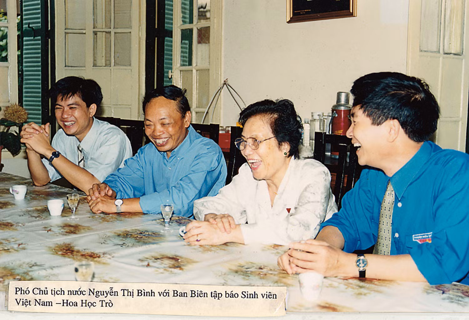 Phó Chủ tịch nước Nguyễn Thị Bình làm việc với Ban Biên tập Báo Sinh Viên Việt Nam - Hoa Học Trò. Phó Chủ tịch nước Nguyễn Thị Bình làm việc với Ban Biên tập Báo Sinh Viên Việt Nam - Hoa Học Trò.