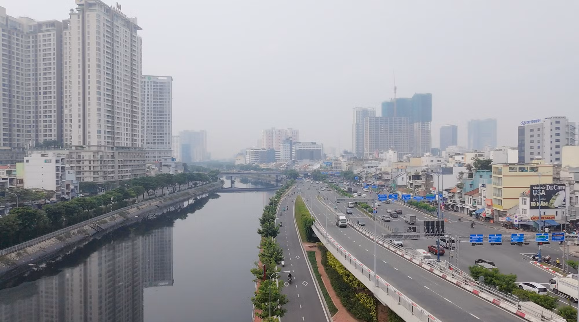 Sương mù tại khu vực kênh Bến Nghé (quận 1 và quận 4, TPHCM). Ảnh: Hữu Huy Sương mù tại khu vực kênh Bến Nghé (quận 1 và quận 4, TPHCM). Ảnh: Hữu Huy
