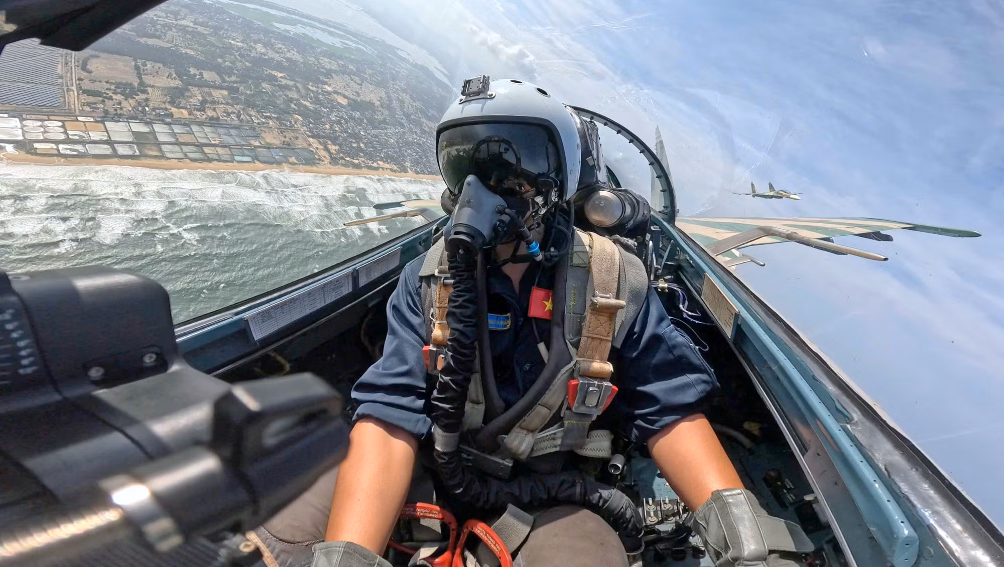 Đại úy Nguyễn Hoàng Hải Quang lái tiêm kích Su-27 tham gia Hội thao dẫn đường cho lực lượng Không quân toàn quân và diễn tập bắn, ném bom, đạn thật cho lực lượng Không quân năm 2023, tại Trường bắn Như Xuân (Thanh Hóa). Đại úy Nguyễn Hoàng Hải Quang lái tiêm kích Su-27 tham gia Hội thao dẫn đường cho lực lượng Không quân toàn quân và diễn tập bắn, ném bom, đạn thật cho lực lượng Không quân năm 2023, tại Trường bắn Như Xuân (Thanh Hóa).