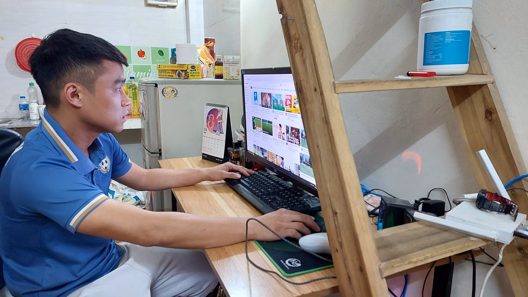 Thái Sung chia sẻ với phóng viên báo Tiền Phong, đồng thời giới thiệu công việc trong một ngày, từ nấu nướng đến soạn giáo án. Thái Sung chia sẻ với phóng viên báo Tiền Phong, đồng thời giới thiệu công việc trong một ngày, từ nấu nướng đến soạn giáo án.