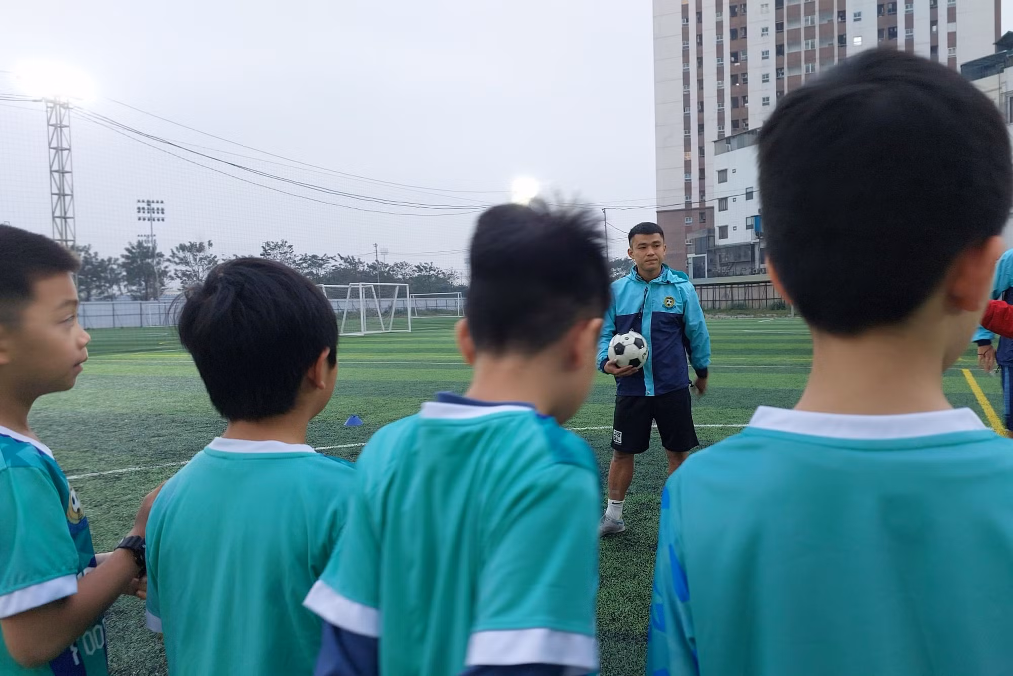 Thái Sung giới thiệu nội dung tập luyện trước khi bắt đầu buổi tập. Thái Sung giới thiệu nội dung tập luyện trước khi bắt đầu buổi tập.