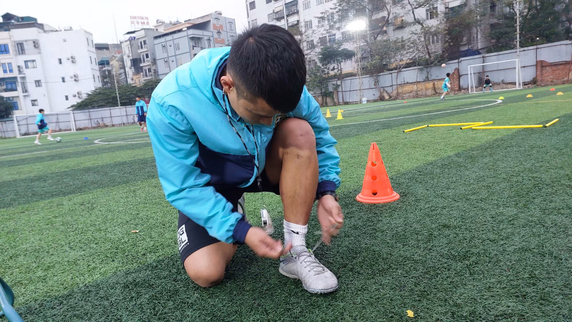 Thái Sung trên sân của Trung tâm bóng đá cộng đồng, nơi cậu huấn luyện hai lứa U9 và U13. Thái Sung trên sân của Trung tâm bóng đá cộng đồng, nơi cậu huấn luyện hai lứa U9 và U13.