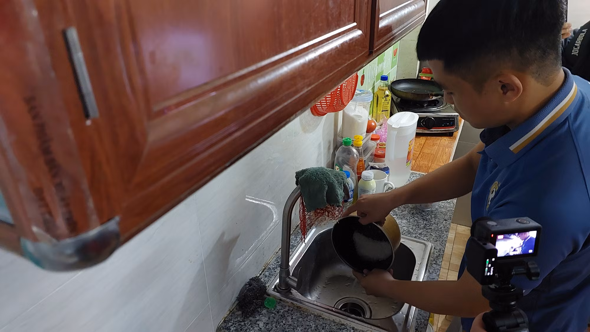 Thái Sung chia sẻ với phóng viên báo Tiền Phong, đồng thời giới thiệu công việc trong một ngày, từ nấu nướng đến soạn giáo án. Thái Sung chia sẻ với phóng viên báo Tiền Phong, đồng thời giới thiệu công việc trong một ngày, từ nấu nướng đến soạn giáo án.