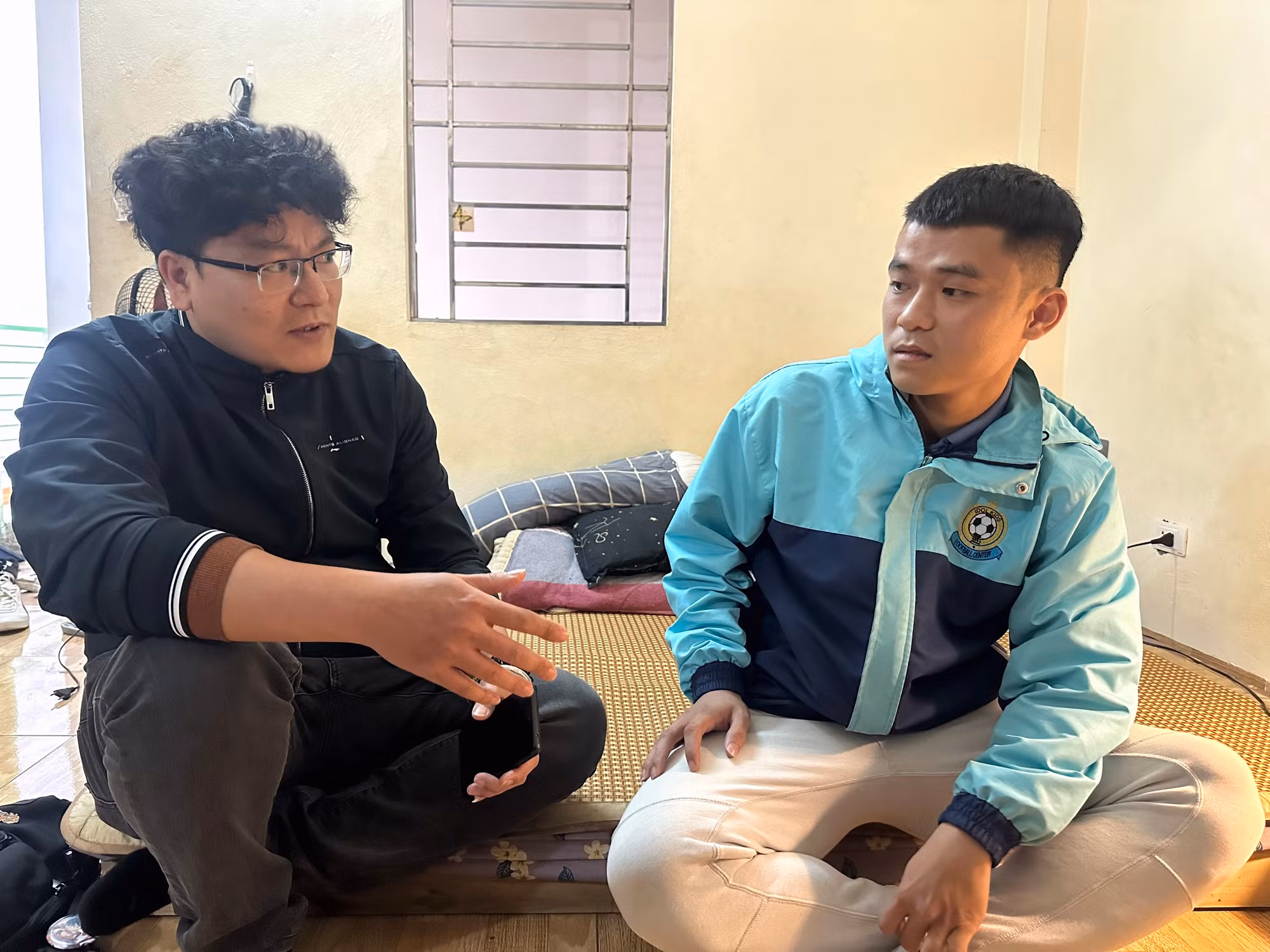 Thái Sung chia sẻ với phóng viên báo Tiền Phong, đồng thời giới thiệu công việc trong một ngày, từ nấu nướng đến soạn giáo án. Thái Sung chia sẻ với phóng viên báo Tiền Phong, đồng thời giới thiệu công việc trong một ngày, từ nấu nướng đến soạn giáo án.