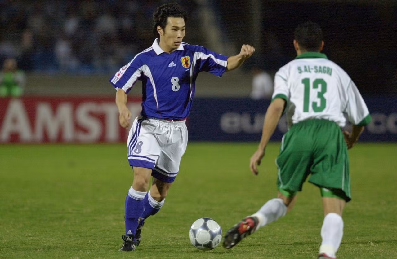 Người ghi bàn duy nhất ở trận chung kết Asian Cup 2000, tiền đạo Mochizuki (trái) và Cầu thủ xuất sắc nhất giải đấu, tiền vệ Nanami (phải).