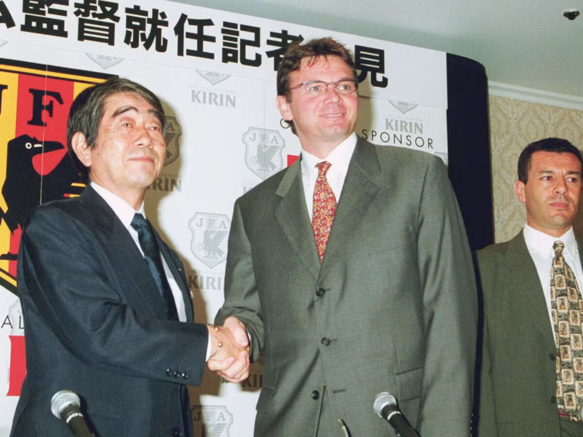 JFA ký hợp đồng với HLV Troussier năm 1998 sau khi không thể thuyết phục Arsene Wenger rời Arsenal.