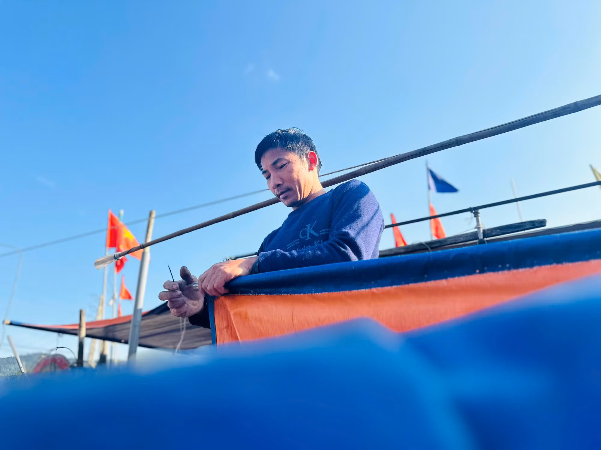 Người dân chuẩn bị ngư cụ để vươn khơi. Người dân chuẩn bị ngư cụ để vươn khơi.