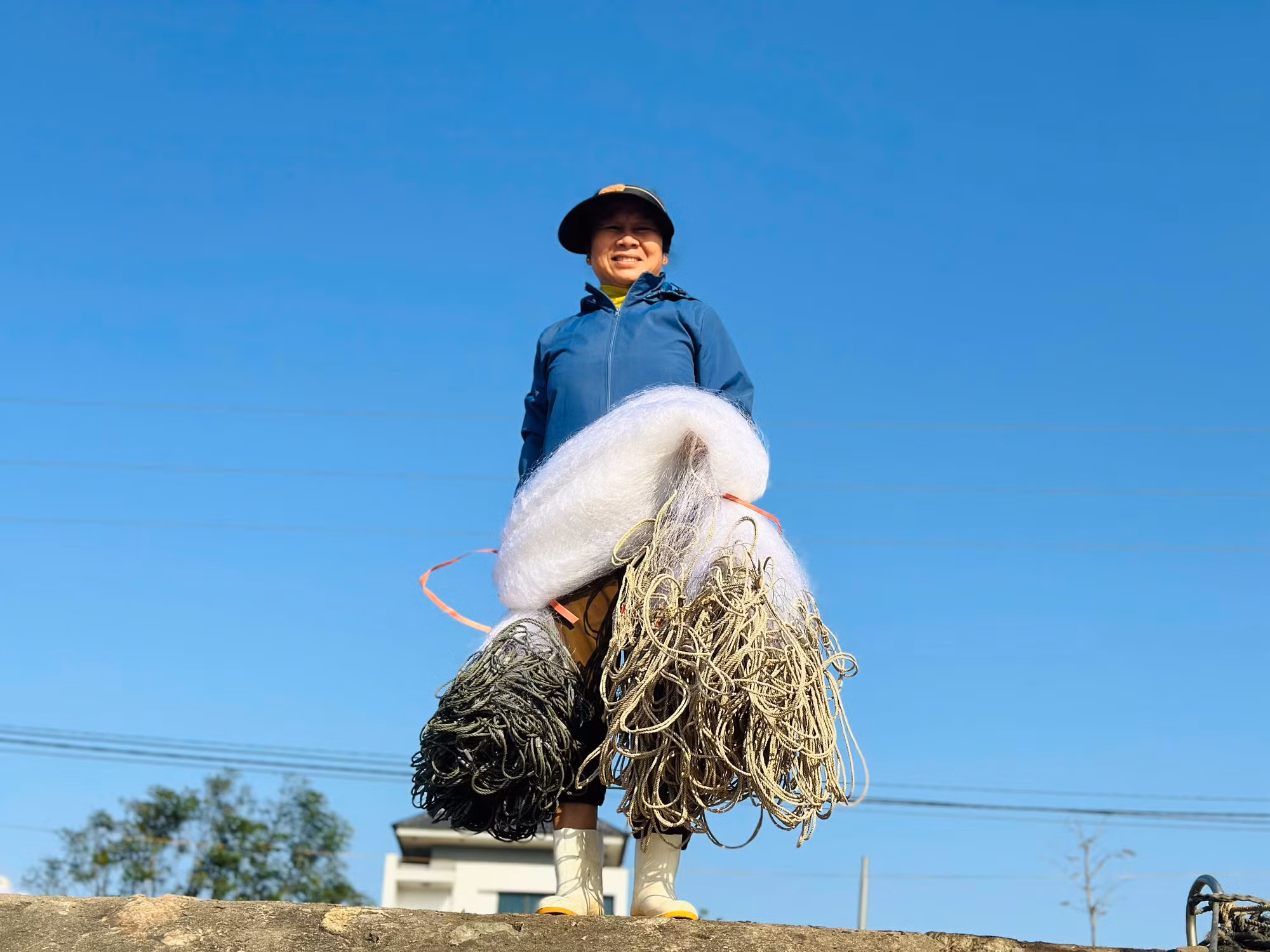 Bà Nguyễn Thị Khuyên có nhiều năm gắn bó nghề biển. Bà Nguyễn Thị Khuyên có nhiều năm gắn bó nghề biển.