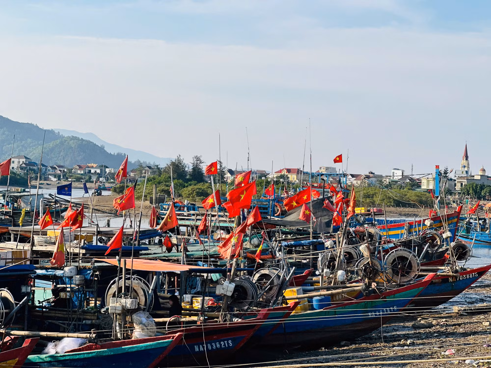 Thuyền neo đậu ở Cảng Cửa Sót. Thuyền neo đậu ở Cảng Cửa Sót.