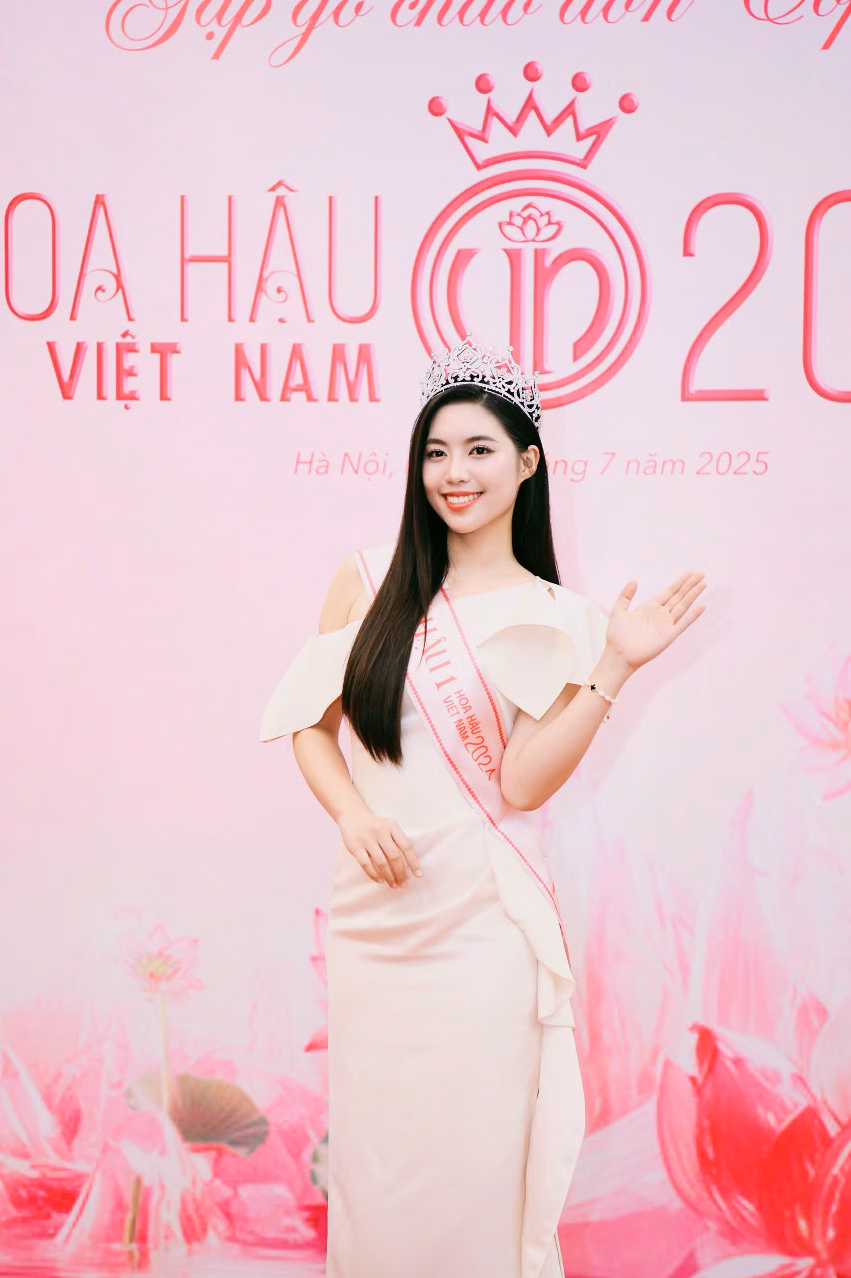 Trong số Top 3 vừa đăng quang Hoa hậu Việt Nam 2024, Trần Ngọc Châu Anh gây ấn tượng bởi gương mặt cá tính, mạnh mẽ. Ngoài ra, cô còn thu hút sự chú ý đặc biệt khi là một nữ quân nhân. Điều này cũng là động lực và áp lực trong hành trình phía trước của Á hậu 1.