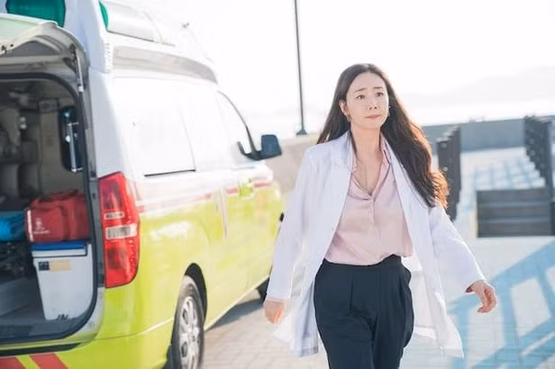 Choi Ji Woo hiện đang gây chú ý khi xuất hiện đặc biệt trong Hitman 2, bộ phim đã vượt qua 2 triệu lượt xem và trở thành 'bom tấn' phòng vé đầu tiên của năm 2025. Choi Ji Woo kết hôn với người không phải là người nổi tiếng kém cô 9 tuổi, vào năm 2018 và có một cô con gái vào năm 2020 ở tuổi 46, trở thành "bà mẹ sinh nở muộn" tiêu biểu trong ngành giải trí. Hiện tại, Choi Ji Woo đang làm MC cho chương trình giải trí The Return of Superman của đài KBS 2TV. Choi Ji Woo hiện đang gây chú ý khi xuất hiện đặc biệt trong Hitman 2, bộ phim đã vượt qua 2 triệu lượt xem và trở thành 'bom tấn' phòng vé đầu tiên của năm 2025. Choi Ji Woo kết hôn với người không phải là người nổi tiếng kém cô 9 tuổi, vào năm 2018 và có một cô con gái vào năm 2020 ở tuổi 46, trở thành "bà mẹ sinh nở muộn" tiêu biểu trong ngành giải trí. Hiện tại, Choi Ji Woo đang làm MC cho chương trình giải trí The Return of Superman của đài KBS 2TV.