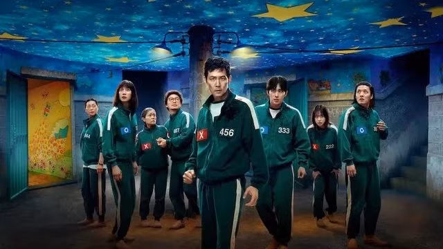 Squid Game vượt qua 12 triệu lượt xem sau khi ra mắt đoạn giới thiệu cuối cùng của phần 3. Tất cả các tập phim của Squid Game 3 sẽ được phát hành đồng thời lúc 4h chiều, theo giờ Hàn Quốc trên Netflix, từ 27/6. Nam diễn viên Lee Jung Jae chia sẻ: "Tôi biết các bạn đang mong chờ phần 3. Mỗi trò chơi đều có hồi kết và Squid Game sẽ khiến cả thế giới ngạc nhiên với chặng đường cuối cùng". Squid Game vượt qua 12 triệu lượt xem sau khi ra mắt đoạn giới thiệu cuối cùng của phần 3. Tất cả các tập phim của Squid Game 3 sẽ được phát hành đồng thời lúc 4h chiều, theo giờ Hàn Quốc trên Netflix, từ 27/6. Nam diễn viên Lee Jung Jae chia sẻ: "Tôi biết các bạn đang mong chờ phần 3. Mỗi trò chơi đều có hồi kết và Squid Game sẽ khiến cả thế giới ngạc nhiên với chặng đường cuối cùng".