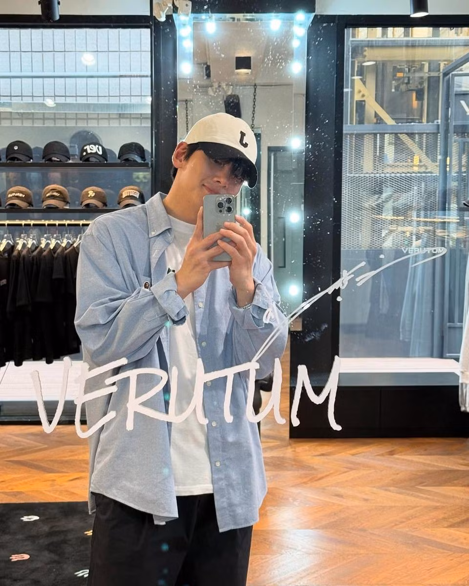 Ji Chang Wook luôn toát lên vẻ ngoài bạn trai hoàn hảo dù chỉ với chiếc áo sơ mi xanh nhạt. Ji Chang Wook sẽ kết hợp với Doh Kyung Soo trong bộ phim trả thù sắp tới của Disney+, The Manipulated ra mắt vào nửa cuối năm 2025.