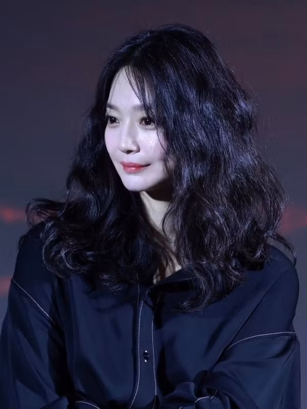 Shin Min A, người bước chân vào ngành giải trí năm 1998, với vai trò người mẫu cho tạp chí Kiki, sẽ kỷ niệm 28 năm vào nghề trong năm nay. Shin Mi A hiện đang đảm nhận vai bác sĩ phẫu thuật Joo Yeon, trong bộ phim truyền hình tội phạm ly kỳ Evil Fate và dự án tiếp theo là The Remarried Empress. Shin Min A, người bước chân vào ngành giải trí năm 1998, với vai trò người mẫu cho tạp chí Kiki, sẽ kỷ niệm 28 năm vào nghề trong năm nay. Shin Mi A hiện đang đảm nhận vai bác sĩ phẫu thuật Joo Yeon, trong bộ phim truyền hình tội phạm ly kỳ Evil Fate và dự án tiếp theo là The Remarried Empress.