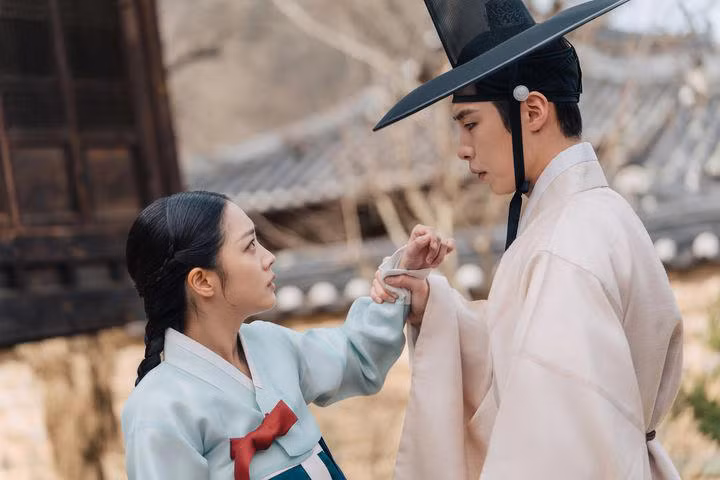 Sự trở lại của nam diễn viên dẫn đầu dòng phim cảm xúc bí ẩn, Lee Jae Wook khiến bộ phim càng được hóng chờ hơn, nhất là khi anh tiết lộ mình đã tập luyện chăm chỉ cho cảnh cởi đồ của nhân vật trong phim. Từ bí ẩn xoay quanh sự thật đằng sau Hongrang cho đến câu chuyện kịch tính nảy nở giữa Hongrang và Jae Yi, cùng những sự kiện khó lường do các nhân vật Mu Jin, Min Yeon, Sim Yeol Guk và Han Pyeong Dae Gun dẫn đầu, bộ phim truyền hình lịch sử bí ẩn sẽ đưa khán giả đến cao trào cảm xúc khác nhau trên Netflix vào ngày 16/5.