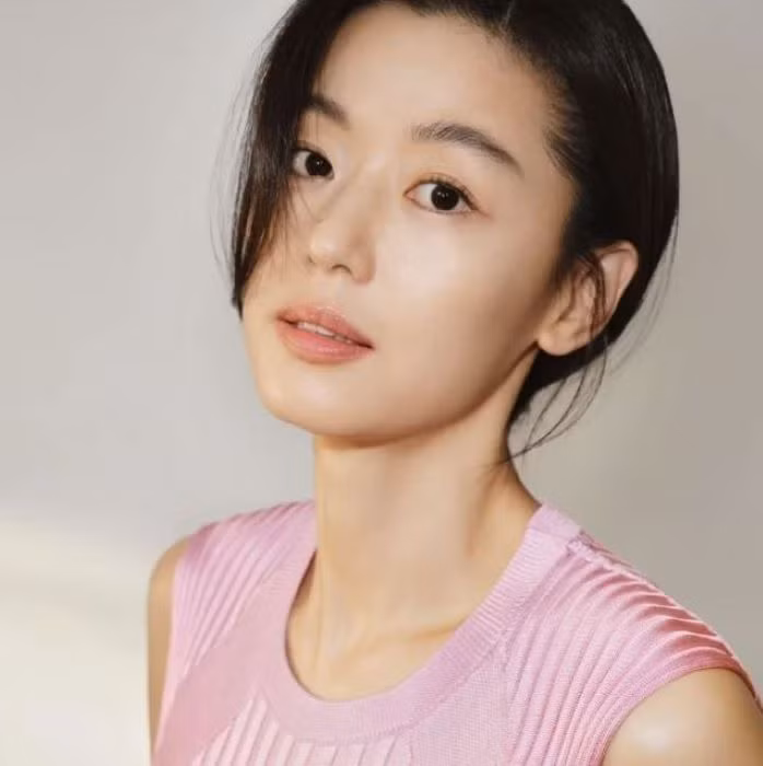 Jun Ji Hyun sắp tới sẽ tham gia North Star, bộ phim được mong đợi nhất năm 2025 cùng Kang Dong Won và John Cho. Phim là quá trình tìm kiếm sự thật và âm mưu ẩn giấu đằng sau một sự cố lớn đe dọa Bán đảo Triều Tiên diễn ra một cách ngoạn mục, đan xen câu chuyện của những điệp viên bị mất danh tính đang cố gắng tìm lại chính mình. Jun Ji Hyun sắp tới sẽ tham gia North Star, bộ phim được mong đợi nhất năm 2025 cùng Kang Dong Won và John Cho. Phim là quá trình tìm kiếm sự thật và âm mưu ẩn giấu đằng sau một sự cố lớn đe dọa Bán đảo Triều Tiên diễn ra một cách ngoạn mục, đan xen câu chuyện của những điệp viên bị mất danh tính đang cố gắng tìm lại chính mình.