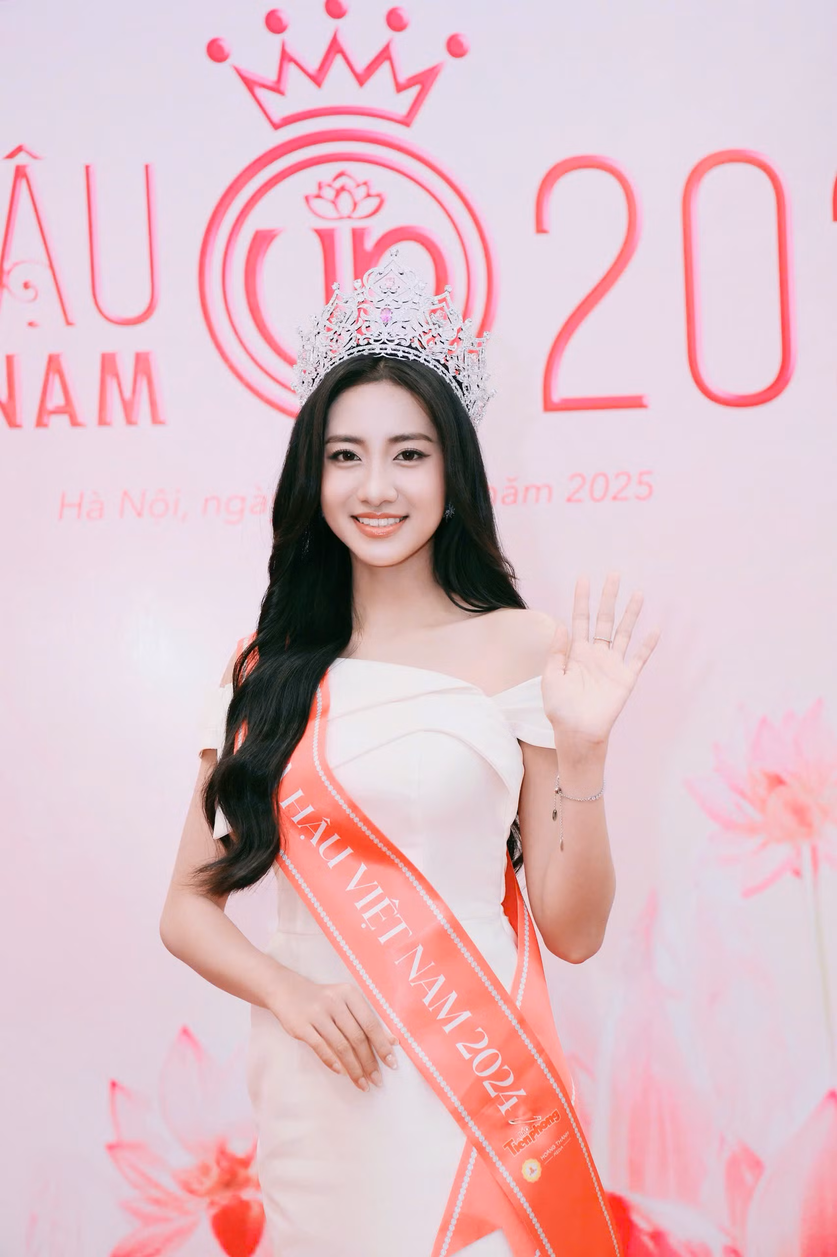 Trong suốt cuộc thi, tân Hoa hậu Việt Nam Hà Trúc Linh đã cho thấy sự nỗ lực và bứt phá qua từng thử thách. Không chỉ sở hữu vẻ ngoài 'sáng', Hoa khôi trường ĐH Tài chính – Marketing còn gây ấn tượng bởi năng lượng tích cực, sự nhiệt tình trách nhiệm và khả năng ứng biến cũng như truyền cảm hứng trong cuộc sống. Đặc biệt, câu trả lời về AI trong phần thi ứng xử của Trúc Linh tại đêm chung kết đã gây ấn tượng mạnh với không chỉ với giám khảo mà đông đảo khán giả. Theo đánh giá chuyên môn, câu hỏi về AI là câu hỏi khó, từ đó khó chạm đến độ lấp lánh khi trả lời. Và với câu trả lời mang tính quyết định của Trúc Linh ở phần thi dù chỉ chiếm 10% cơ cấu điểm cho thấy khả năng tư duy nhạy bén và sự tự tin của một người trẻ, đặc biệt là của người phụ nữ trong thời đại mới.