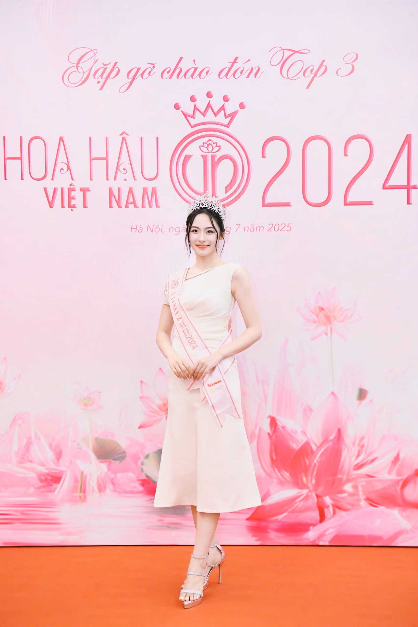Sở hữu vẻ đẹp thanh tú 'gây thương nhớ' và chiều cao ấn tượng, cùng gương mặt mộc được đánh giá đẹp nhất cuộc thi, Á hậu 2 Vân Nhi luôn tạo cảm giác 'hút mắt' cho người đối diện. Một trong những điểm đặc biệt nhất của cô gái đến từ Hải Phòng này là cá tính nổi bật cùng với sự sắc sảo khi trả lời vấn đáp của hội đồng chuyên môn.