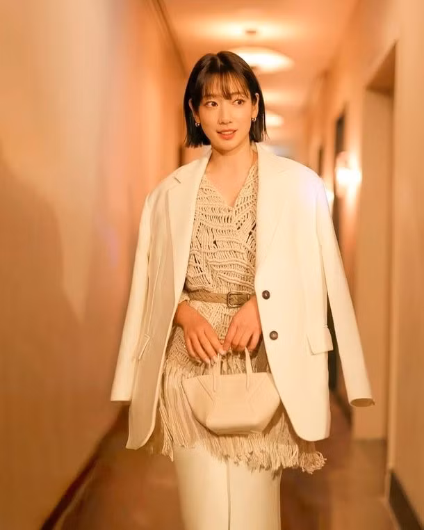 Park Shin Hye kết hôn với Choi Tae Joon vào năm 2022 và có một con trai. Park Shin Hye kết hôn với Choi Tae Joon vào năm 2022 và có một con trai.