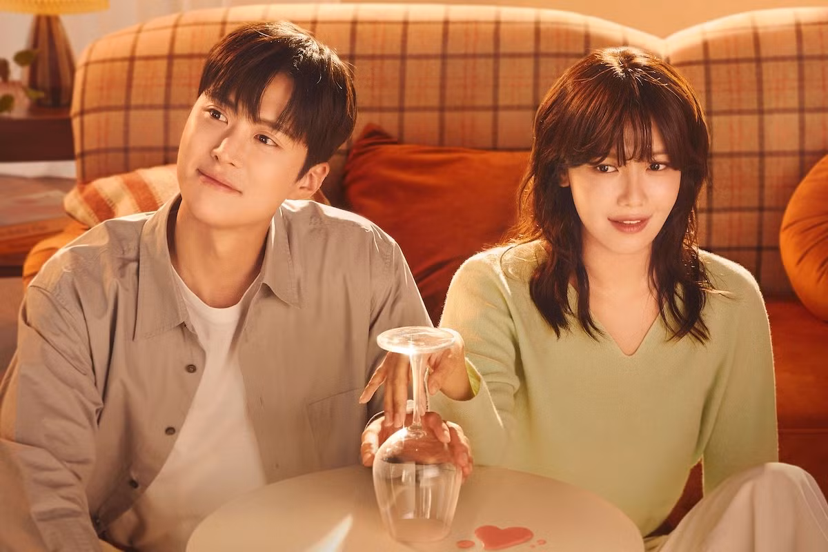 Second Shot at Love được phát sóng vào ngày 12/5, là bộ phim hài lãng mạn kể về Han Geum Ju (Sooyoung), người tự nhận là “người uống rượu có chừng mực” bất ngờ gặp lại mối tình đầu của mình là Seo Ui Jun (Gong Myoung), một người đàn ông ghét rượu và quyết định thử thách cai rượu.