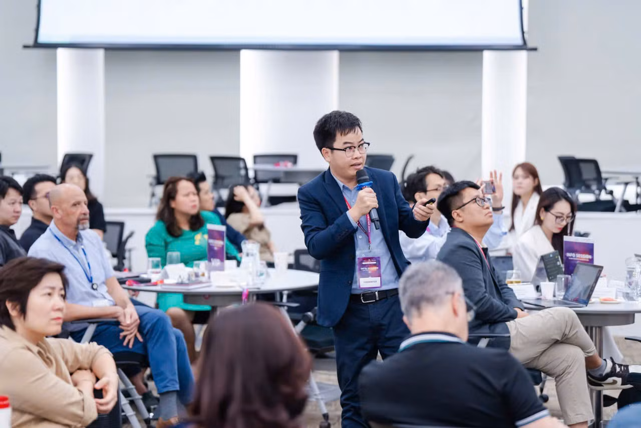 Chàng tiến sĩ trẻ bền bỉ tìm kiếm những “biến số” trong khoa học. Chàng tiến sĩ trẻ bền bỉ tìm kiếm những “biến số” trong khoa học.