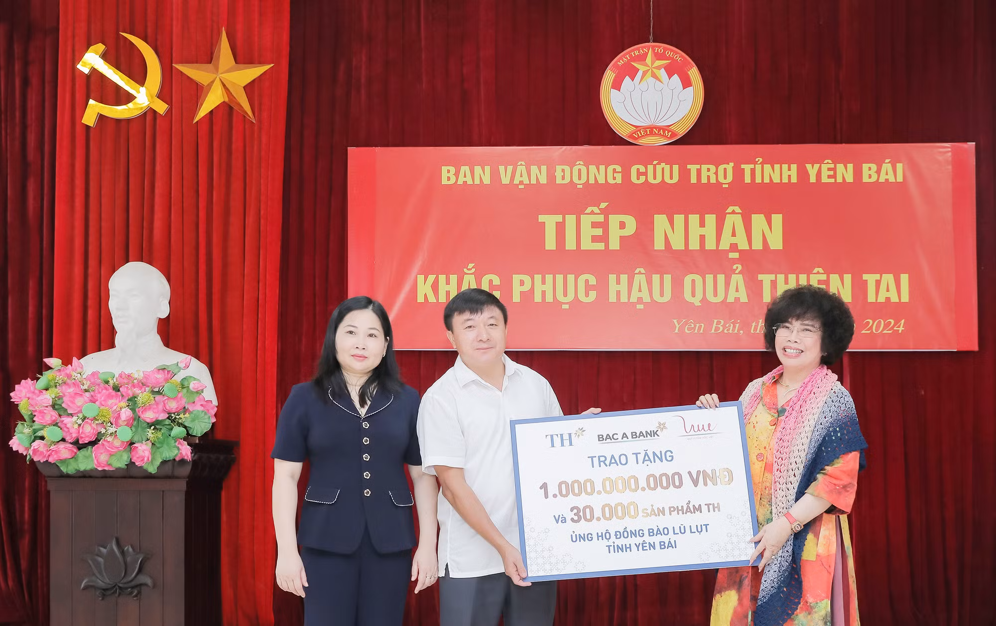 Nhà sáng lập Thái Hương trao hỗ trợ người dân tỉnh Yên Bái chịu thiệt hại do bão Yagi vừa qua. Nhà sáng lập Thái Hương trao hỗ trợ người dân tỉnh Yên Bái chịu thiệt hại do bão Yagi vừa qua.