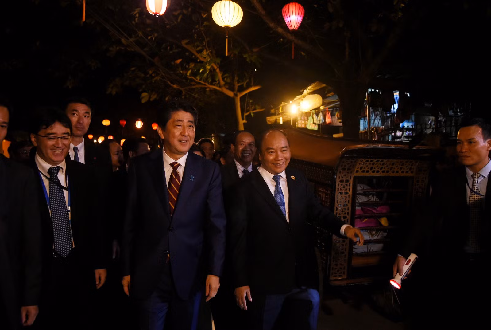 Thủ tướng Nguyễn Xuân Phúc và Thủ tướng Nhật Bản Shinzo Abe đi bộ tại phố cổ Hội An ngày 11/11/2017 (ảnh: VGP). Thủ tướng Nguyễn Xuân Phúc và Thủ tướng Nhật Bản Shinzo Abe đi bộ tại phố cổ Hội An ngày 11/11/2017 (ảnh: VGP).