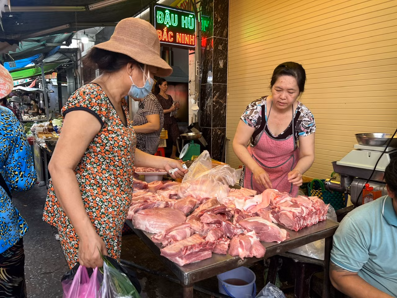 Thịt heo tăng giá nên người dân mua ít hơn, đồng thời chọn thực phẩm khác thay thế như thịt gà, thịt vịt, đậu hũ... Thịt heo tăng giá nên người dân mua ít hơn, đồng thời chọn thực phẩm khác thay thế như thịt gà, thịt vịt, đậu hũ...