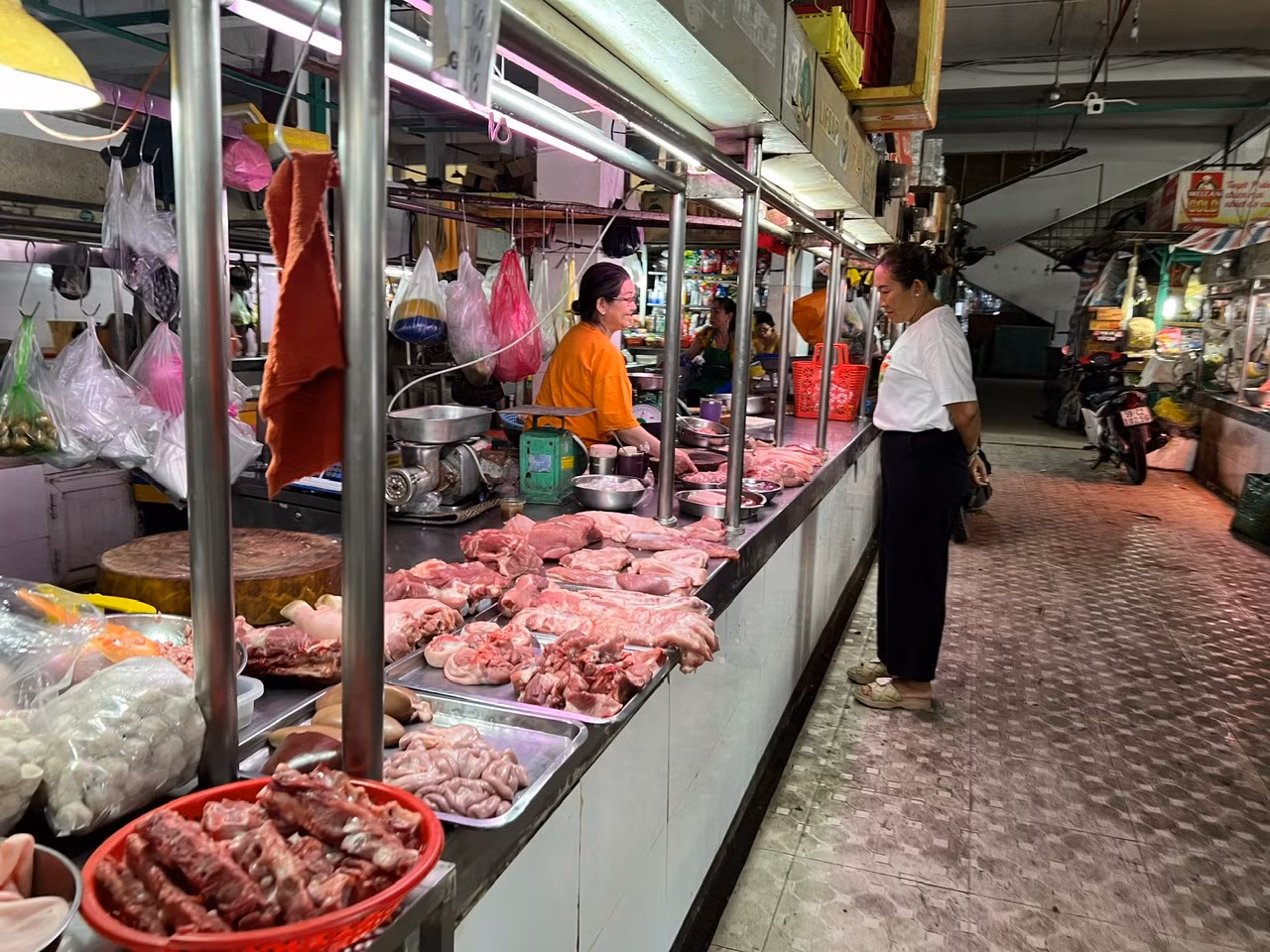 Nhiều quầy hàng thịt heo còn ê hề dù đã qua giờ cao điểm chợ buổi trưa Nhiều quầy hàng thịt heo còn ê hề dù đã qua giờ cao điểm chợ buổi trưa