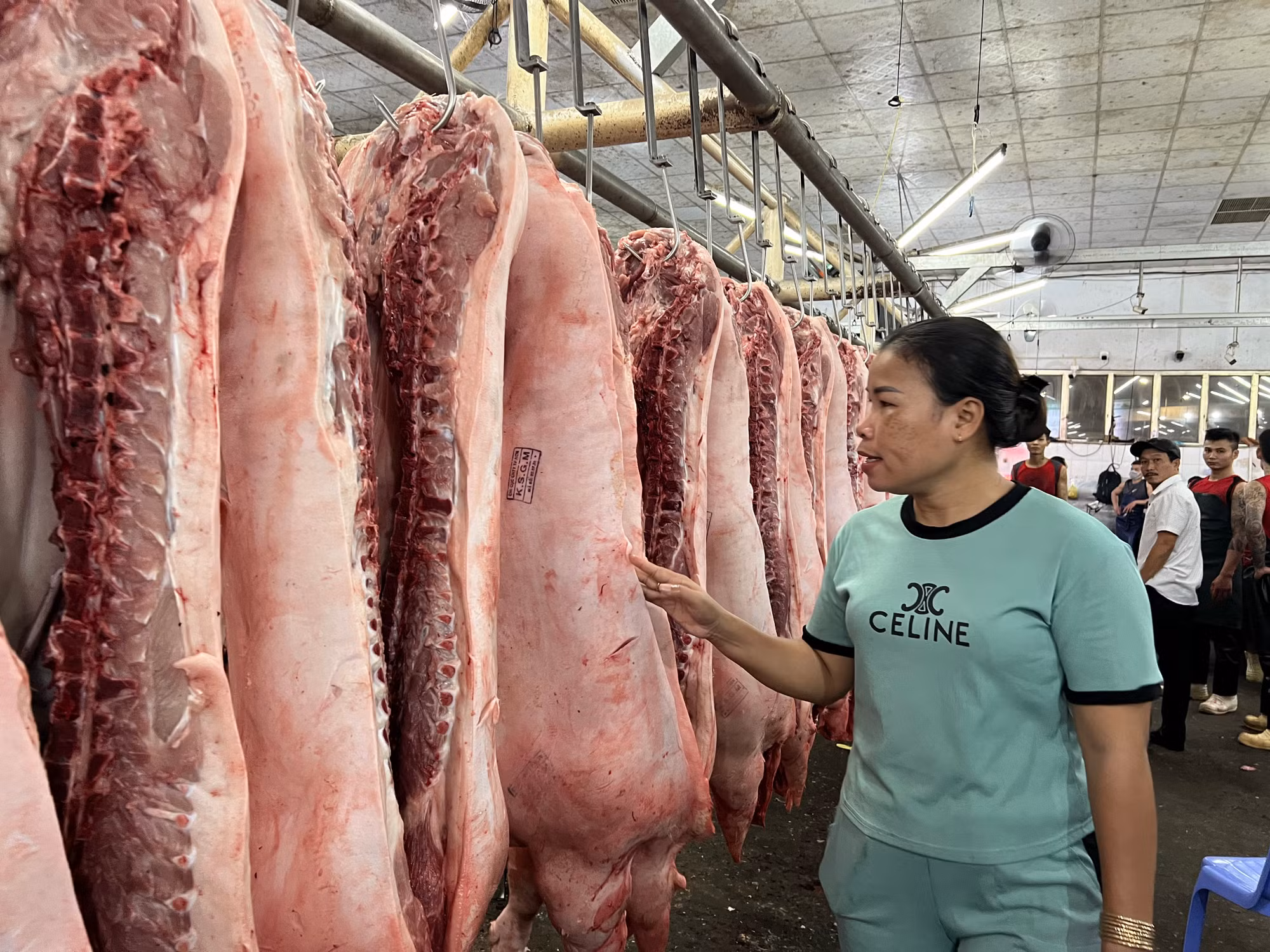 Thịt heo ở chợ đầu mối giảm tới 50% so với trước Tết, nhiều thời điểm "cháy" hàng, tiểu thương khó mua để bán lẻ Thịt heo ở chợ đầu mối giảm tới 50% so với trước Tết, nhiều thời điểm "cháy" hàng, tiểu thương khó mua để bán lẻ