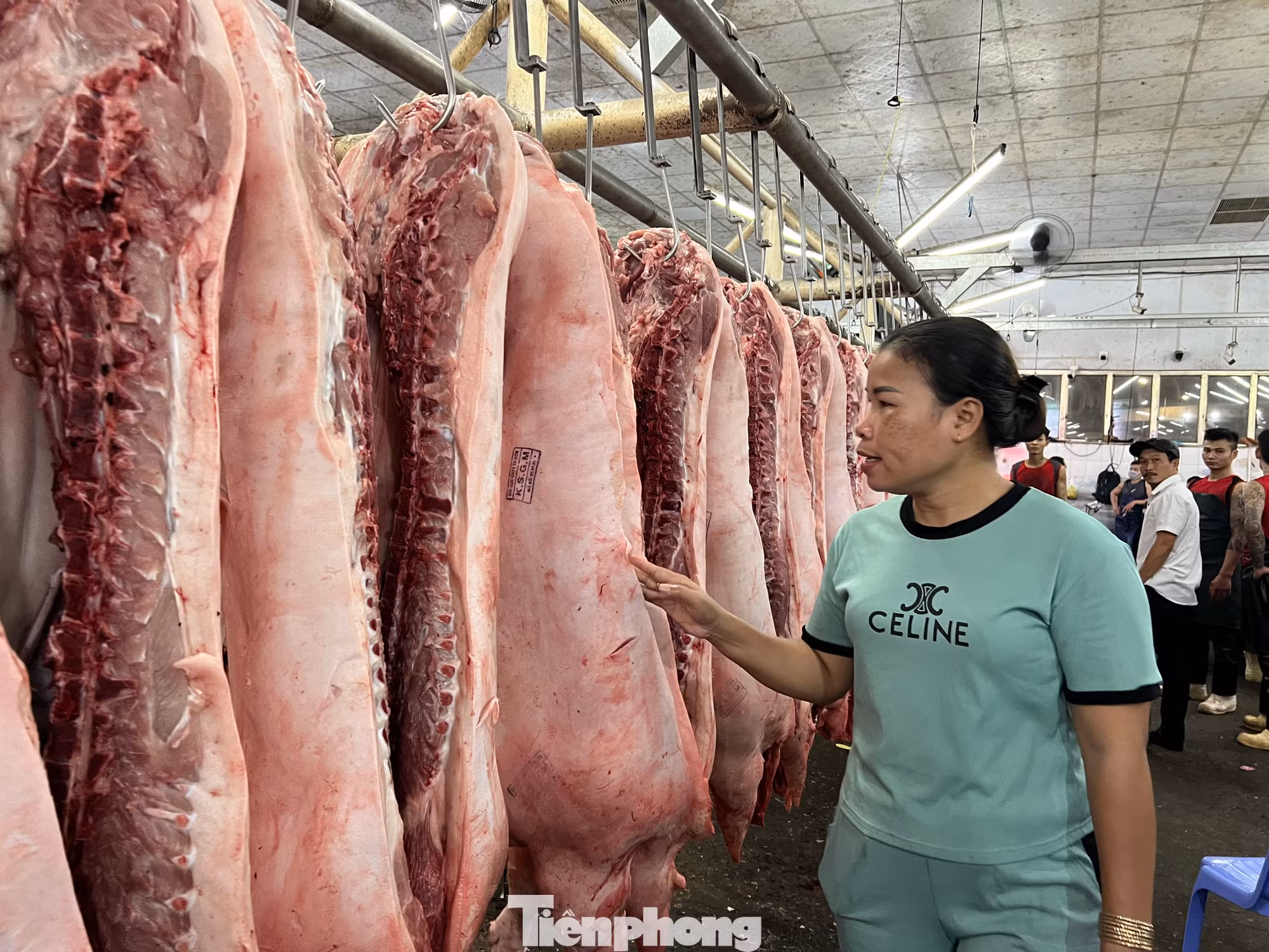 Thịt heo ở chợ đầu mối giảm tới 50% so với trước Tết, nhiều thời điểm "cháy" hàng, tiểu thương khó mua để bán lẻ Thịt heo ở chợ đầu mối giảm tới 50% so với trước Tết, nhiều thời điểm "cháy" hàng, tiểu thương khó mua để bán lẻ